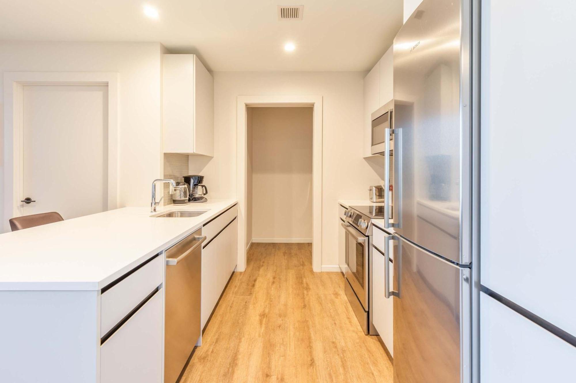 Luxury Apt Heart Of Seaport Бостън Екстериор снимка